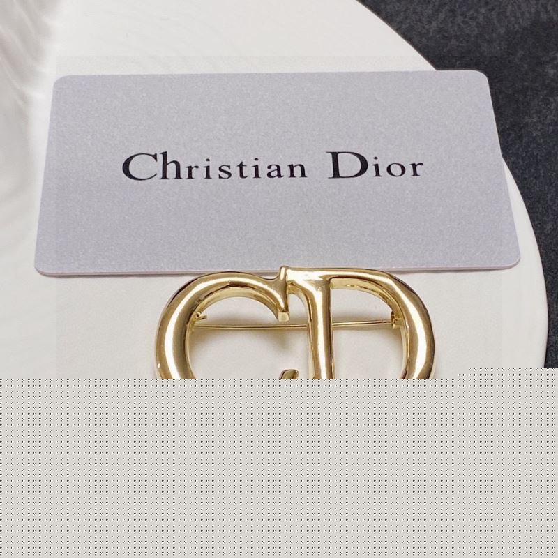 ch**an D*or brooches